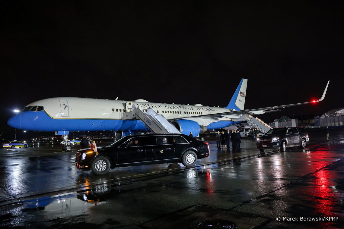 Historyczna wizyta! Prezydent USA spotkał się z prezydentem Polski. O 17.30 wygłosi przemówienie