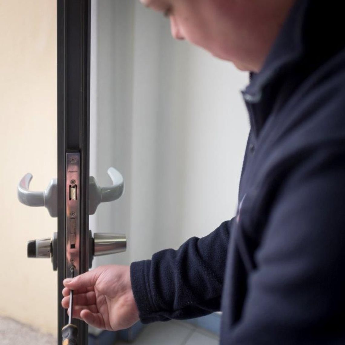 Ile kosztuje wymiana zamka w drzwiach i co ma wpływ na cenę usługi?