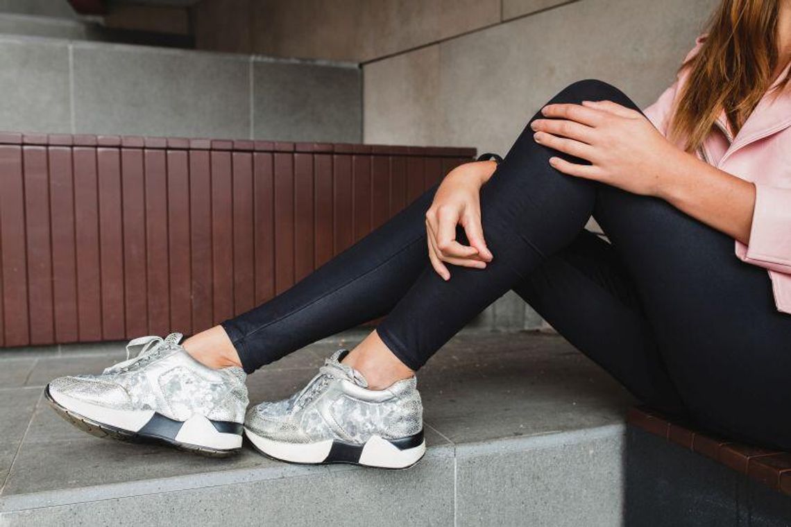 Jak nosić sportowe buty jesienią i nadal wyglądać elegancko? Jak nosić sportowe buty jesienią i nadal wyglądać elegancko?