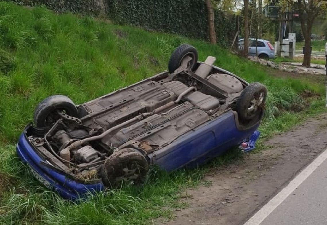 Jechał zbyt szybko i doprowadził do wypadku. Razem z 18-latkiem w pojeździe było trzech pasażerów