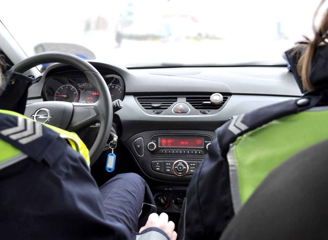 Jechała na kapciu i na podwójnym gazie. 18-latka w czerwcu odebrała prawo jazdy 