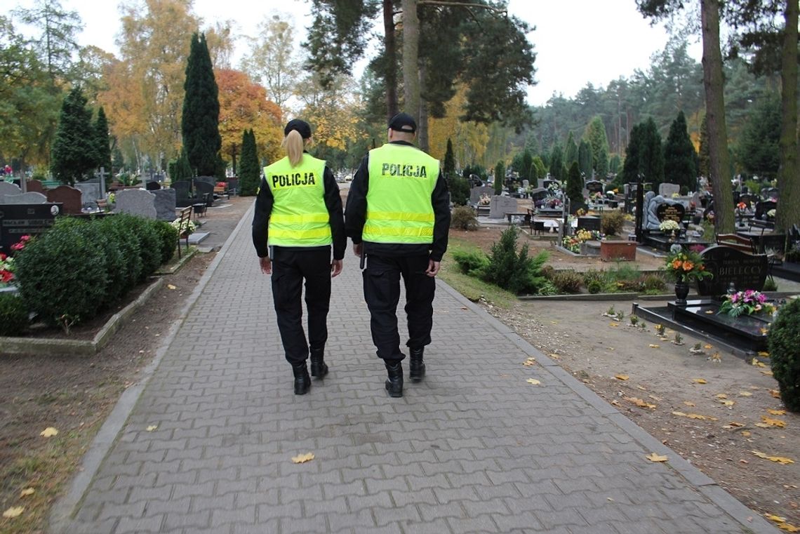 Już niedługo Dzień Wszystkich Świętych. Policjanci apelują o ostrożność podczas wizyt na cmentarzach