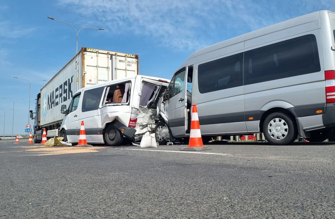 [FOTO, FILM] PILNE: Karambol na autostradzie A1 – zderzenie kilku pojazdów, kilkanaście osób rannych