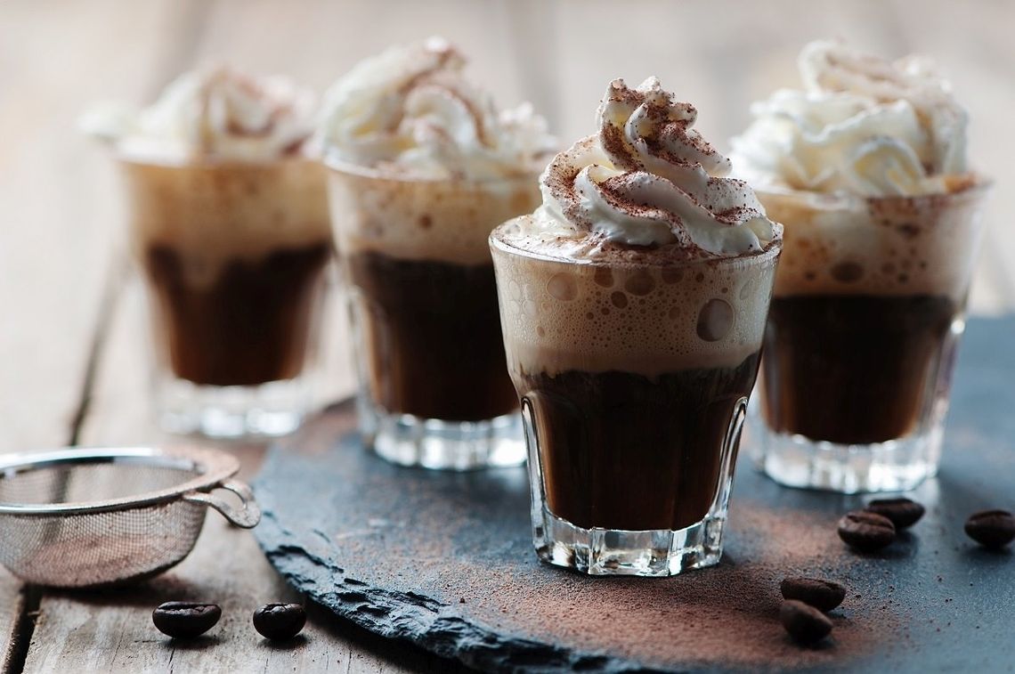Kawa po wiedeńsku, po bawarsku - poznaj najpopularniejsze przepisy na kawowe desery