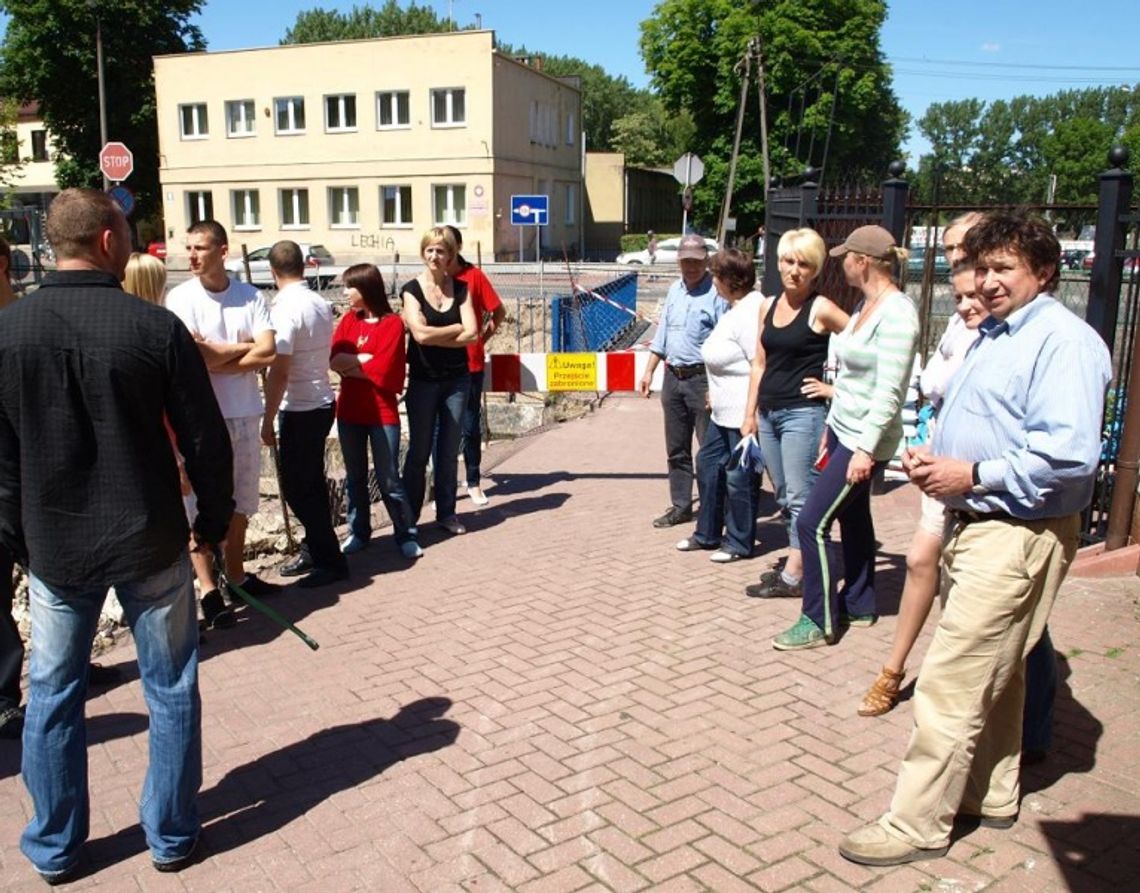 Kładką do bankructwa. Czy urzędnicy lubią sklepikarzy?