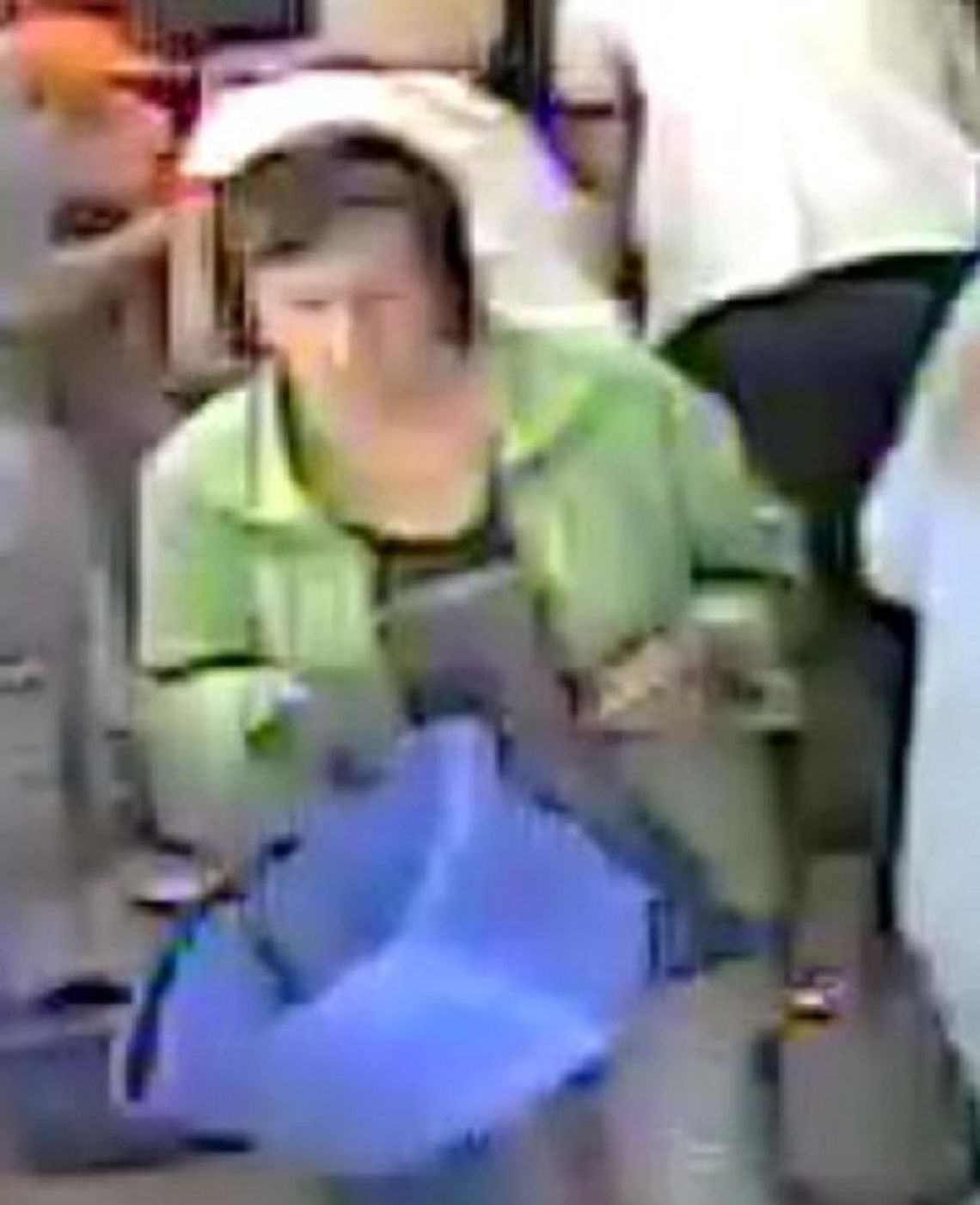 Kobieta ze zdjęcia ukradła portfel. Jest poszukiwana przez policję