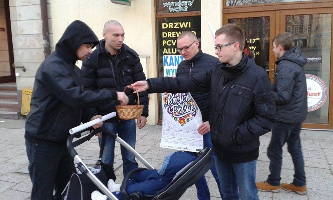&quot;Kocham Polskę&quot; - akcja z okazji Walentynek na starogardzkim Rynku 