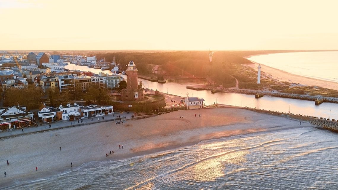 ALT: Kołobrzeg apartamenty – widok na plażę w Kołobrzegu z lotu ptaka