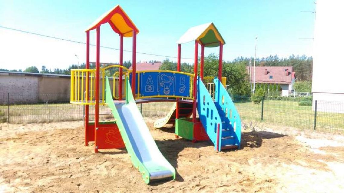 Kolorowo i bezpiecznie. Nowe urządzenia na placu zabaw przy ulicy Słowackiego Kolorowo i bezpiecznie. Nowe urządzenia na placu zabaw przy ulicy Słowackiego