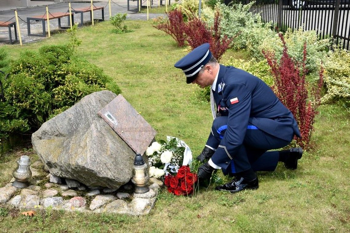 Komendant złożył kwiaty pod tablicami pomordowanych policjantów Komendant złożył kwiaty pod tablicami pomordowanych policjantów