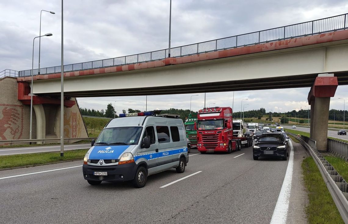 Kompletnie pijany kierowca ciężarówki zasnął za kierownicą na obwodnicy Trójmiasta. Mieszkaniec Tczewa stanie przed sądem