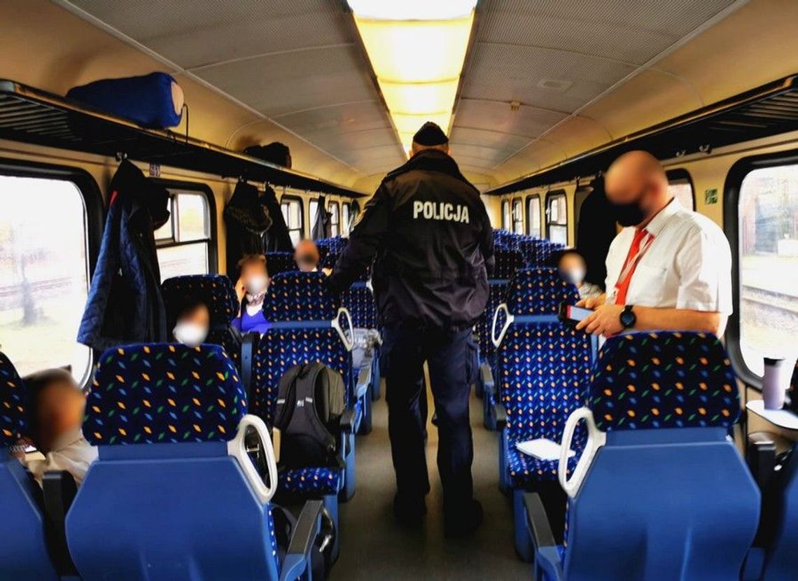 Kontrole policjantów w pociągach i na stacjach pod kątem przestrzegania obostrzeń 