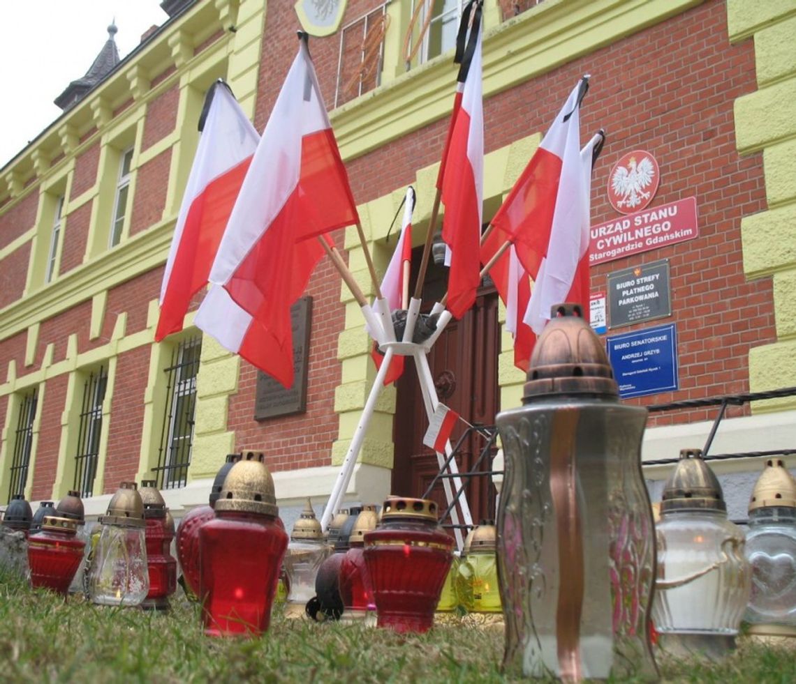 Koszty upamiętnienia. Urząd wystawia fakturę za wystawienie na trawniku tablicy smoleńskiej