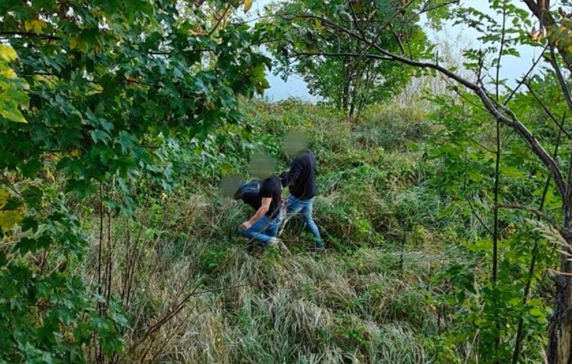 Kryminalni zatrzymali dwóch poszukiwanych. Jeden z nich ukrywał się w szałasie nad rzeką