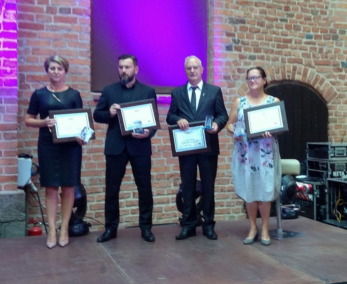 Kryształowa statuetka dla Skarszew. Nagroda za dynamiczny i zrównoważony rozwój gminy Kryształowa statuetka dla Skarszew. Nagroda za dynamiczny i zrównoważony rozwój gminy