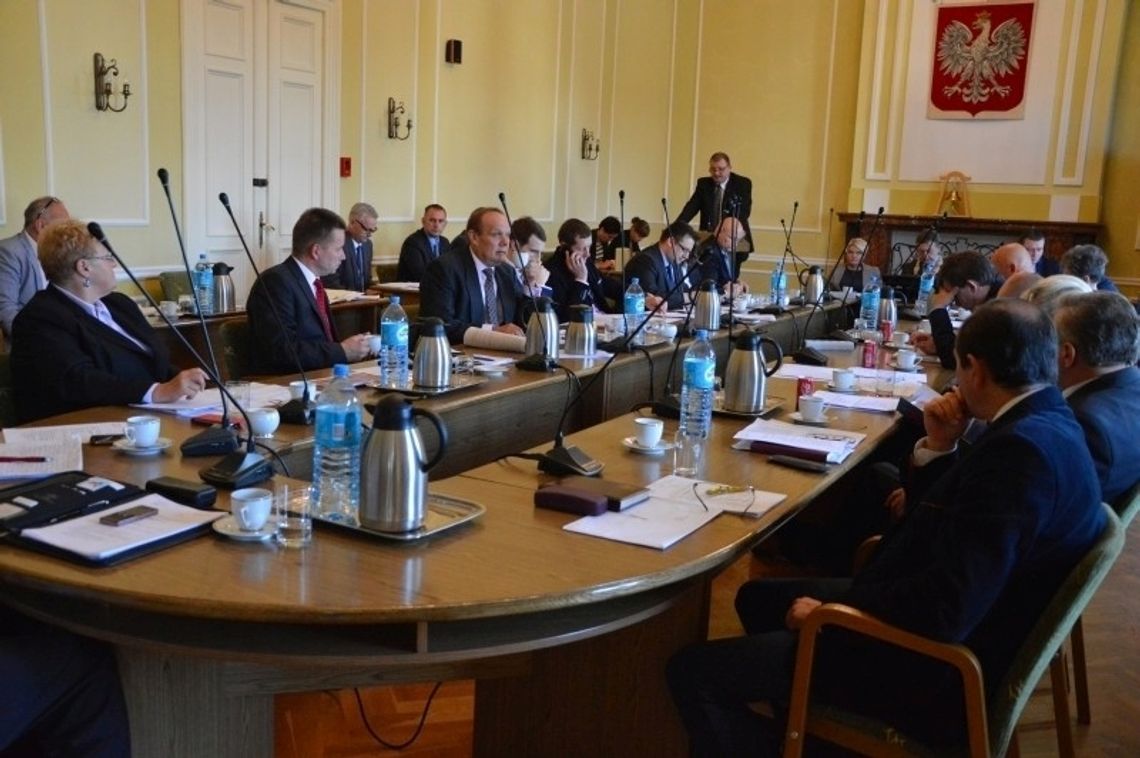 Kto pyta nie błądzi. Kto nie pyta, ten tylko siedzi...? Statystki zebrane z posiedzeń Rady Miasta Starogard Gdański Kto pyta nie błądzi. Kto nie pyta, ten tylko siedzi...? Statystki zebrane z posiedzeń Rady Miasta Starogard Gdański