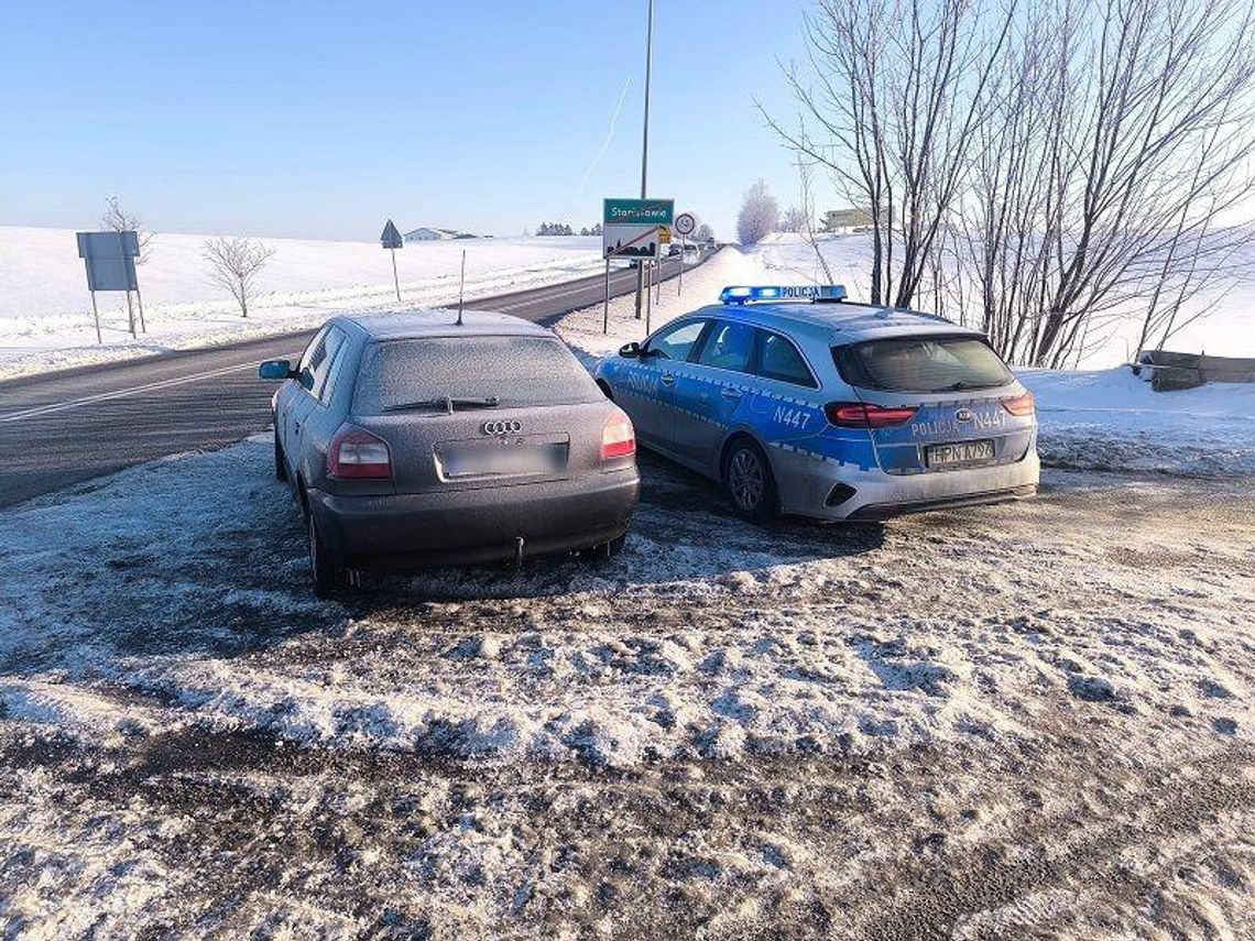 Ktoś zaparkował pojazd na środku... skrzyżowania. Policjanci odholowali pojazd i ustalają, kto nim kierował Ktoś zaparkował pojazd na środku... skrzyżowania. Policjanci odholowali pojazd i ustalają, kto nim kierował