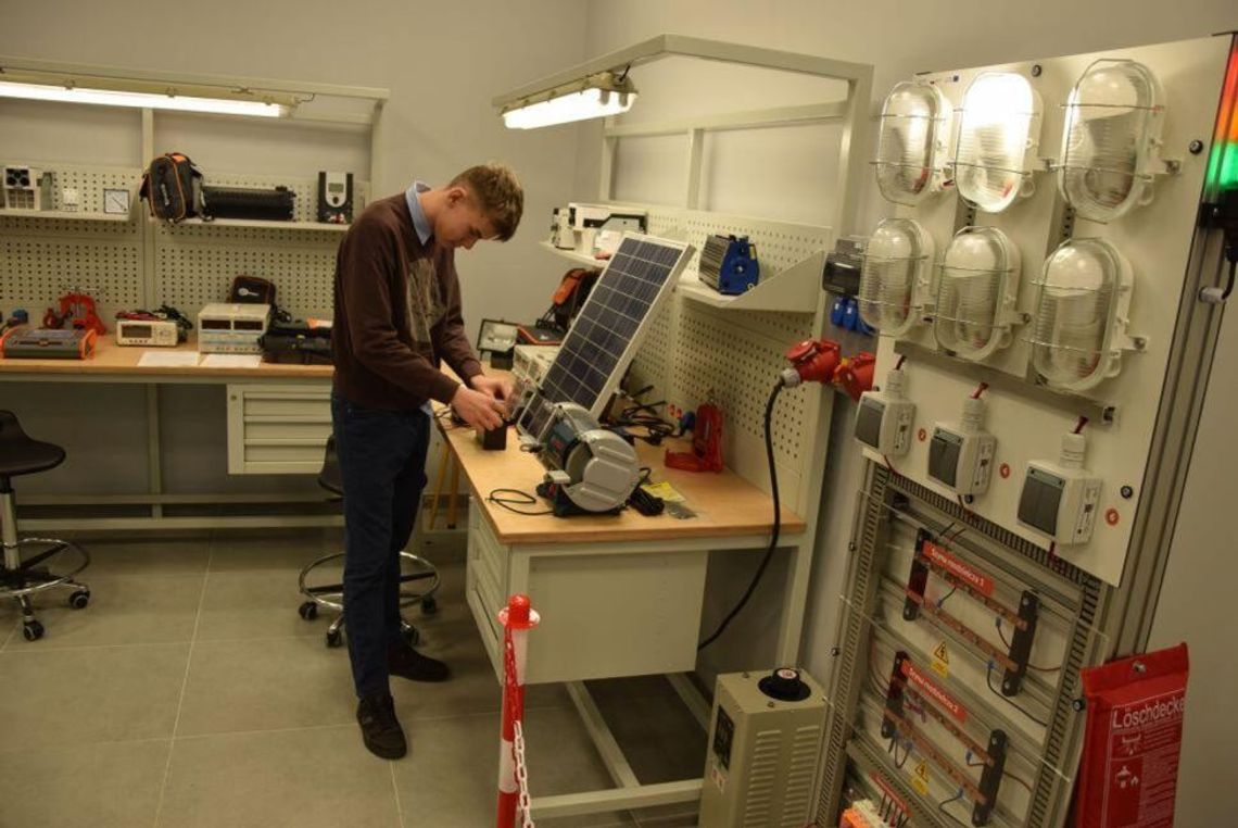 Laboratoria, maszyny, nowoczesne laboratoria. Szkoła w Swarożynie przeszła na ZIELONĄ STRONĘ MOCY! Laboratoria, maszyny, nowoczesne laboratoria. Szkoła w Swarożynie przeszła na ZIELONĄ STRONĘ MOCY!