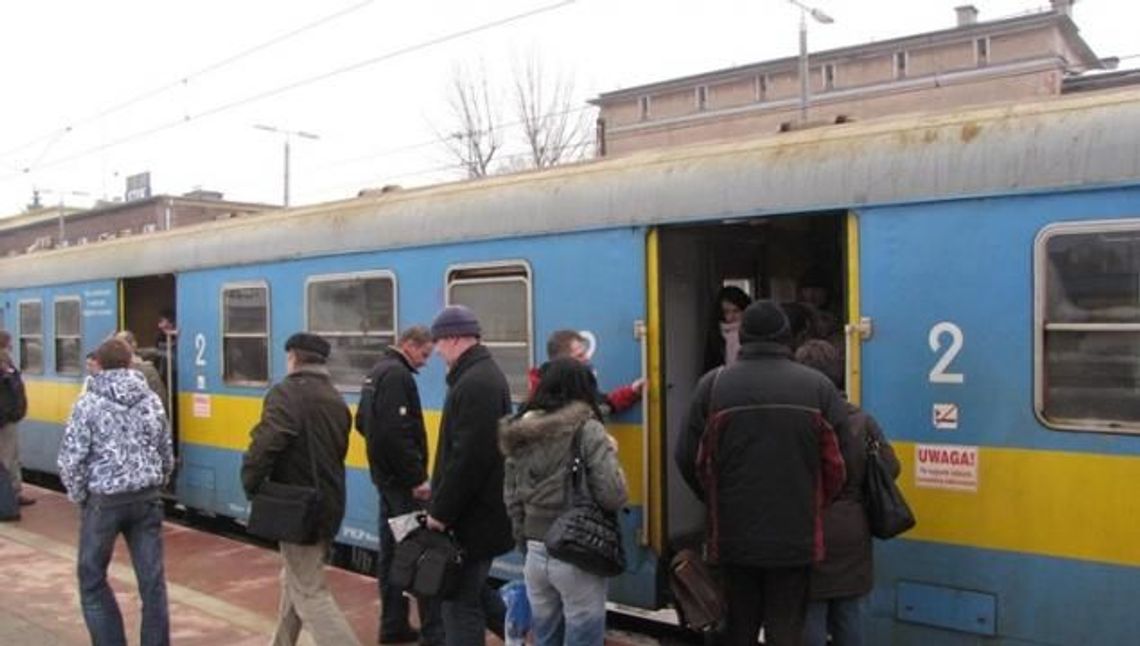 Luźniej w pociągach nie będzie. Zdaniem przewoźnika, to młodzież tworzy sztuczny tłok Luźniej w pociągach nie będzie. Zdaniem przewoźnika, to młodzież tworzy sztuczny tłok