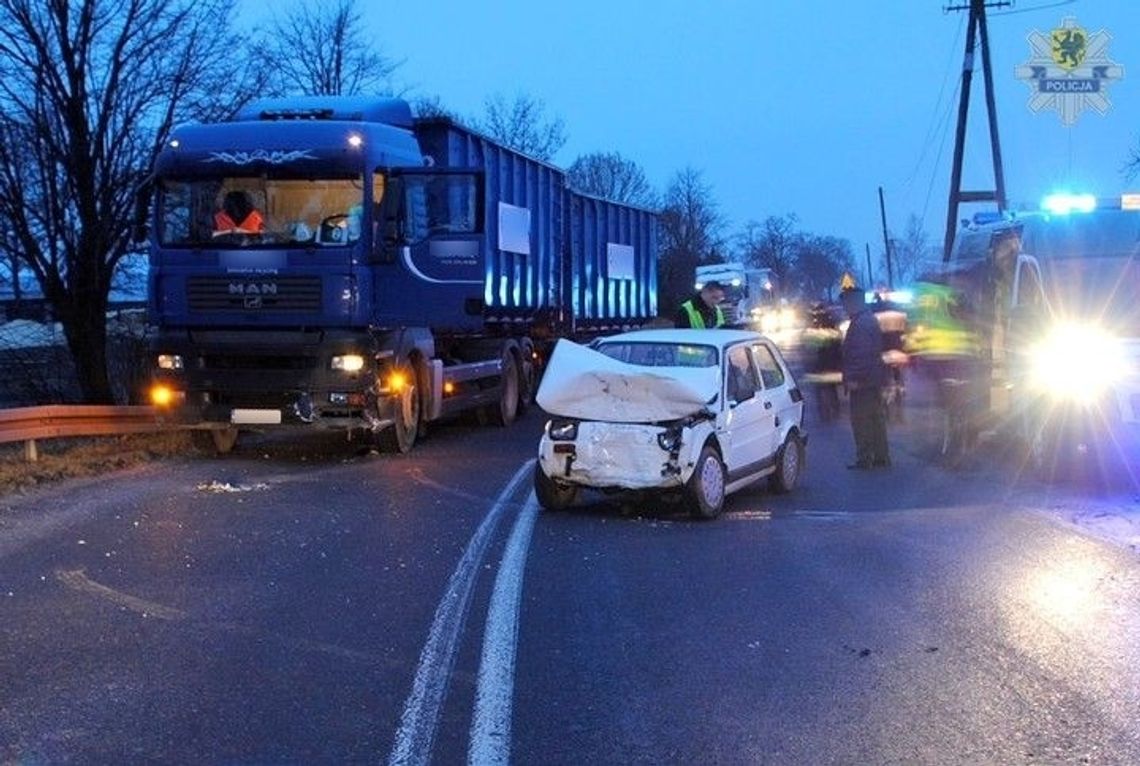 Maluch zderzył się z ciężarówką. 2 osoby ranne!