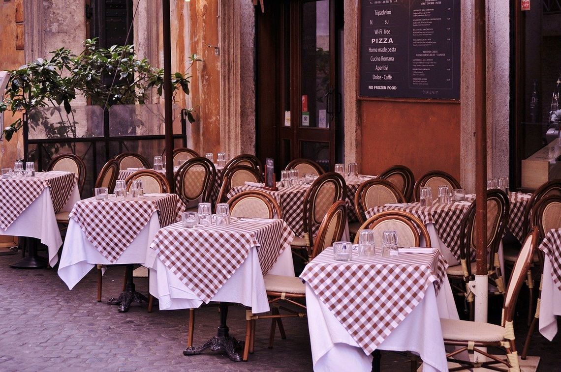 Mały ogródek restauracyjny - jak zadbać o zadaszenie i osłonę