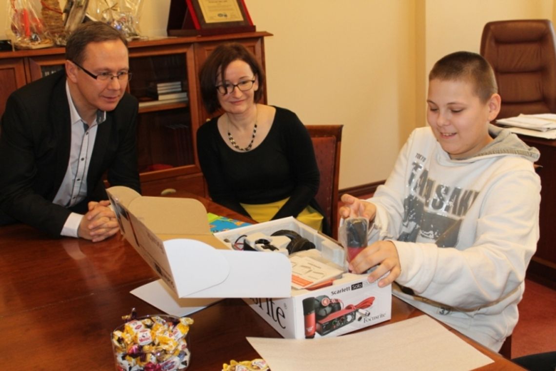 Marceli otrzymał od prezydenta nowy mikrofon oraz zaproszenie na występ podczas Dni Starogardu Marceli otrzymał od prezydenta nowy mikrofon oraz zaproszenie na występ podczas Dni Starogardu