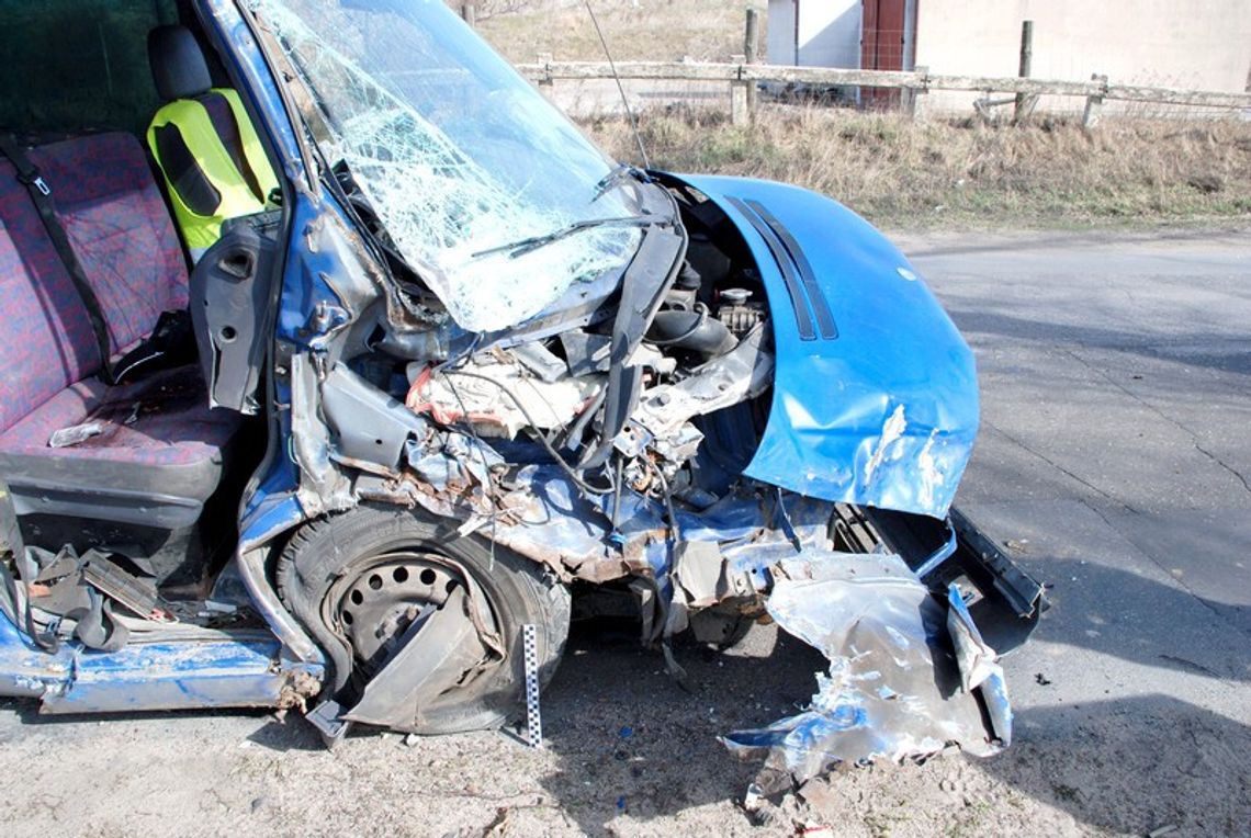 Mercedes uderzył w drzewo, dwie osoby są ranne Mercedes uderzył w drzewo, dwie osoby są ranne