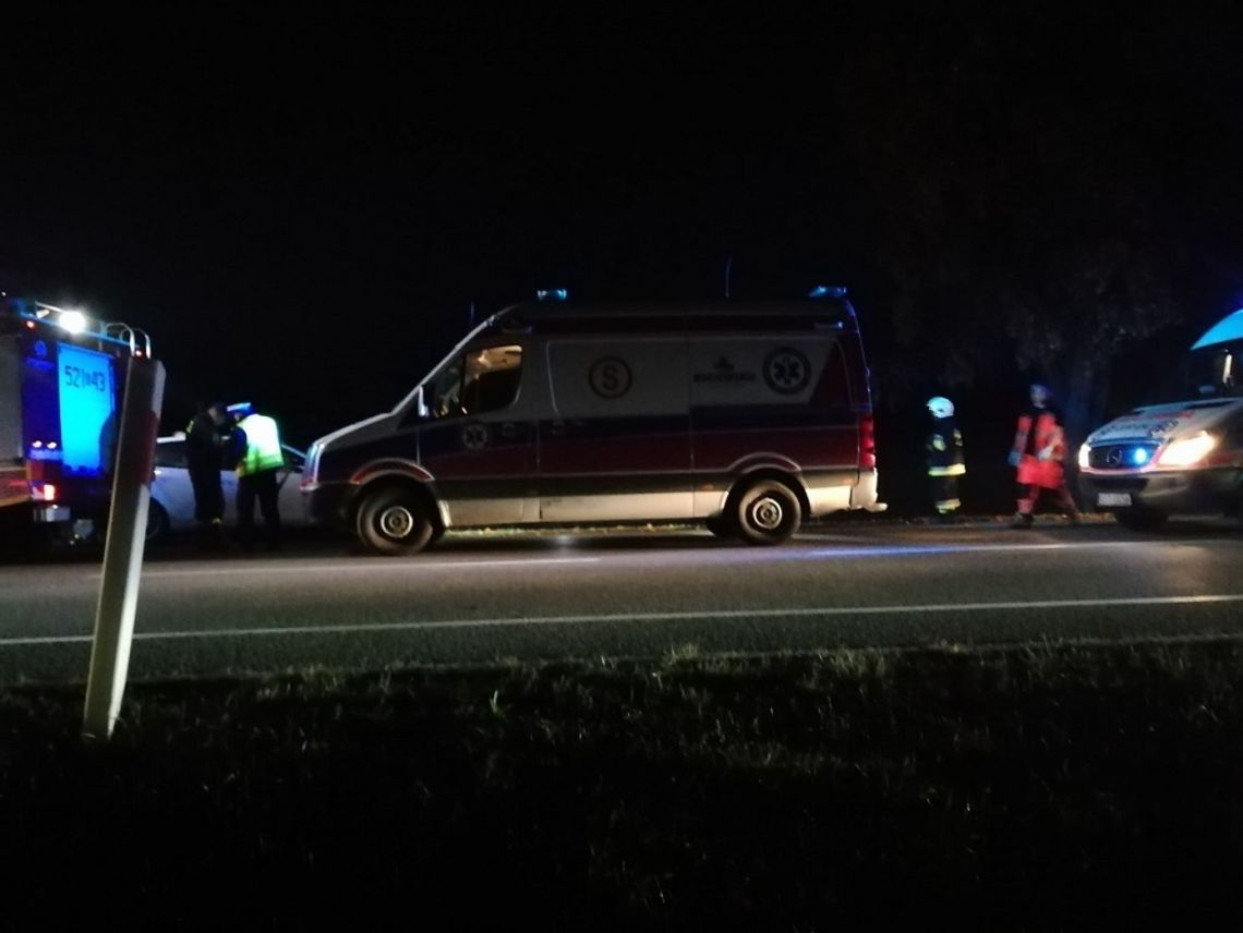 Mężczyzna leżał na drodze. Kawałek dalej leżał motorower. Służby ratunkowe zawiadomiły przypadkowe osoby 