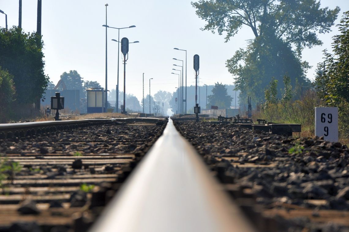 Mężczyzna potrącony przez pociąg stracił nogi...