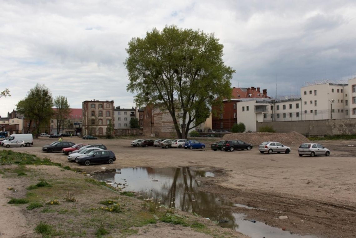 Miały być mieszkania, biura, infobox... Jest kolejny płatny parking