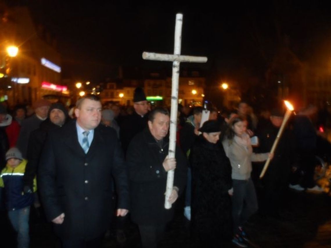 Miejska Droga Krzyżowa - Miłość nie kalkuluje - ona czyni rzeczy małe wielkimi Miejska Droga Krzyżowa - Miłość nie kalkuluje - ona czyni rzeczy małe wielkimi