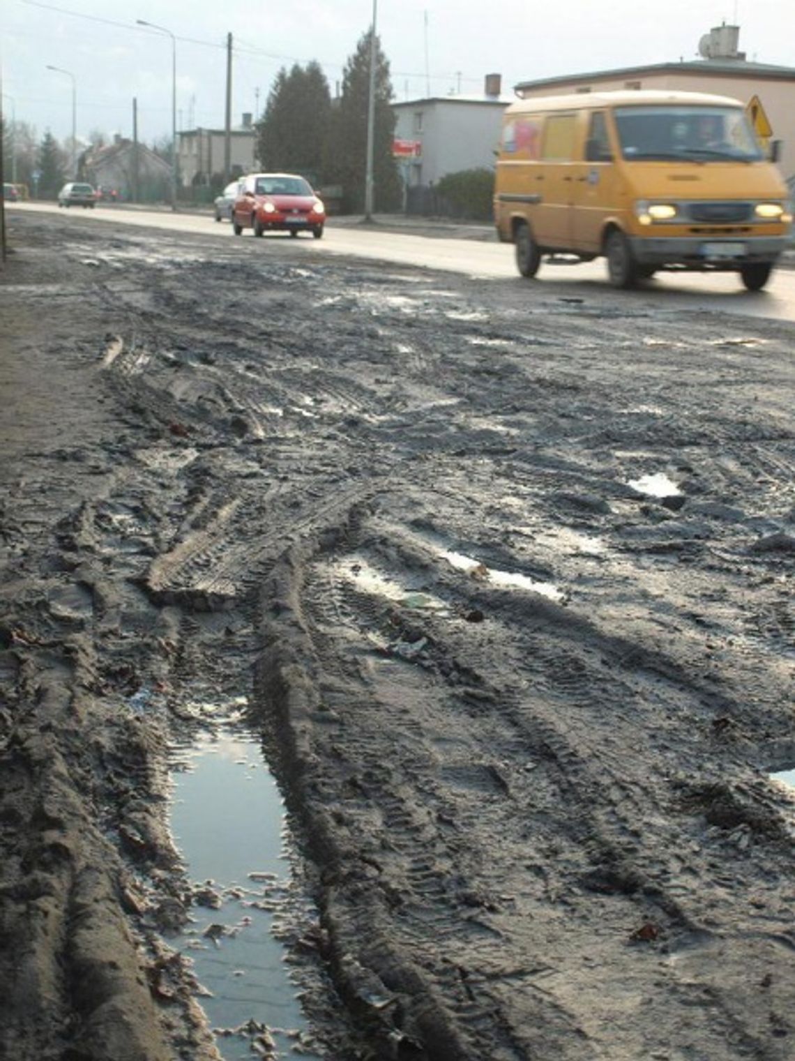 Mieszkańcy grzęzną w błocie, a urzędnicy toną w procedurach 