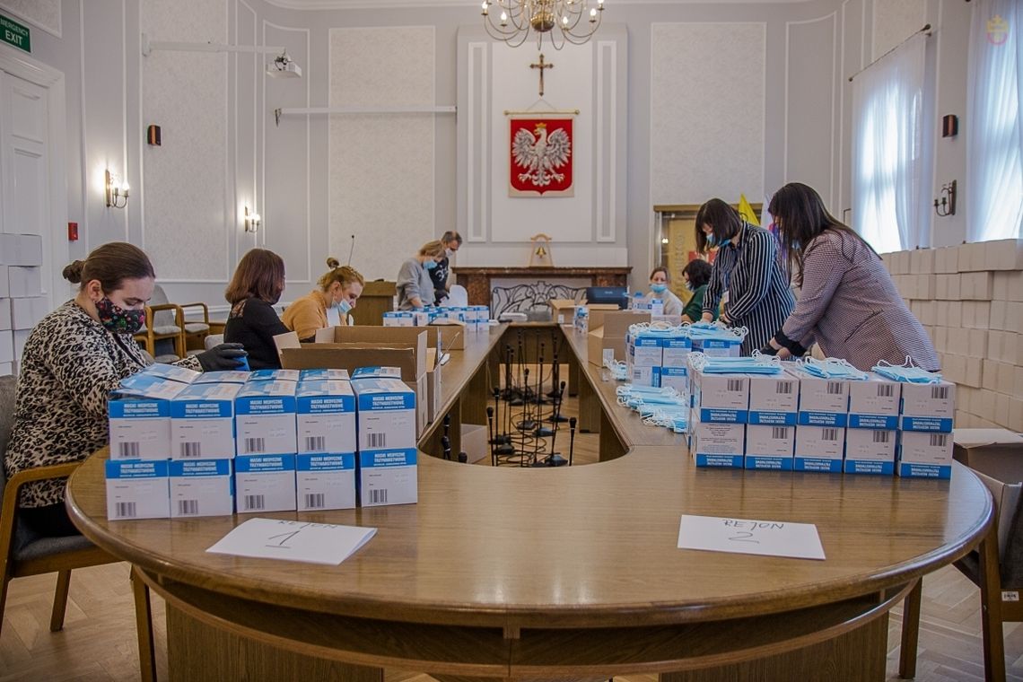 Mieszkańcy ponownie otrzymają maseczki do domów. Urząd Miasta rozda 170 tys. sztuk Mieszkańcy ponownie otrzymają maseczki do domów. Urząd Miasta rozda 170 tys. sztuk