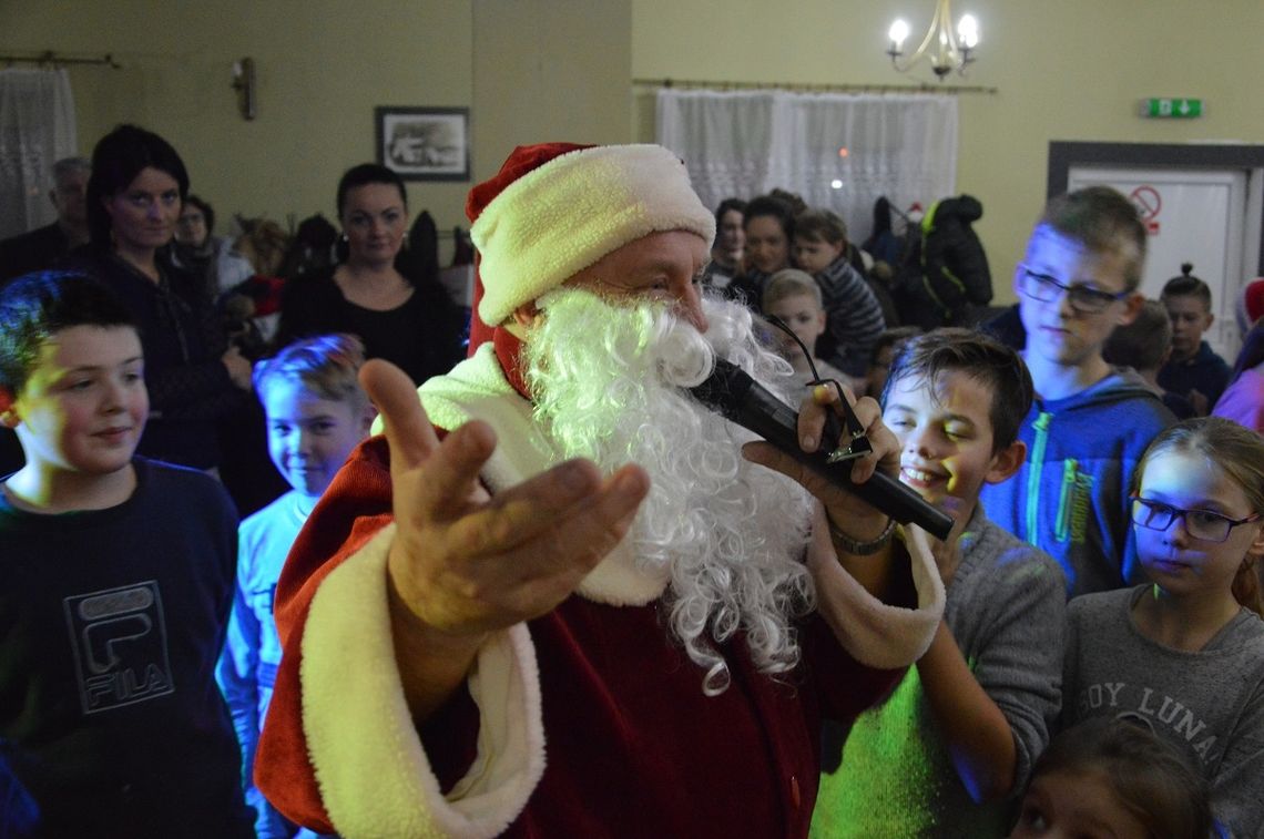Mikołajki we wsi Rajkowy. Mikołaj odwiedził grzeczne dzieci Mikołajki we wsi Rajkowy. Mikołaj odwiedził grzeczne dzieci