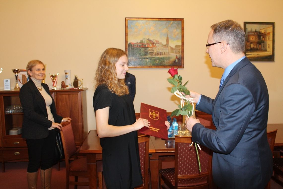 Mistrzowie Polski ze Starogardu.Wiktoria Wierzba i Dominik Pieniaszek otrzymali nagrody.