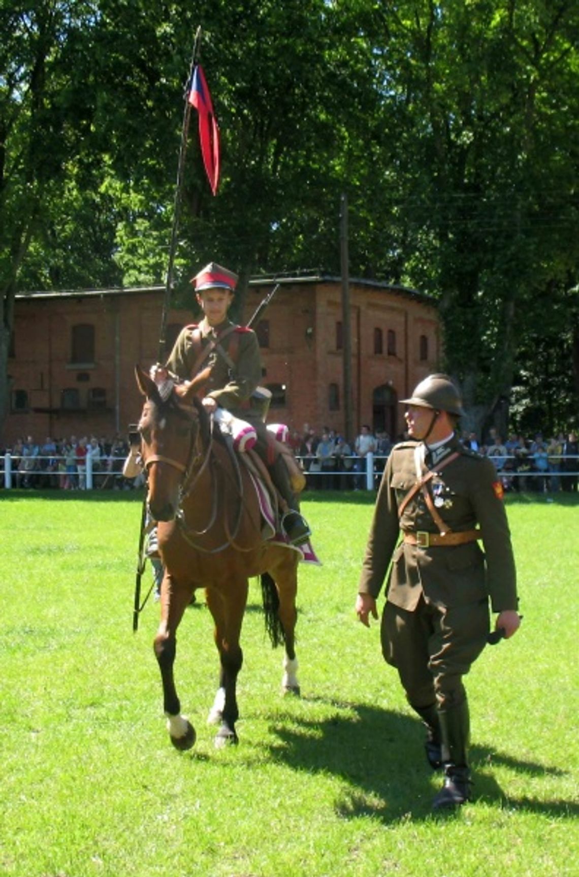 Młody ułan i wzruszona publiczność