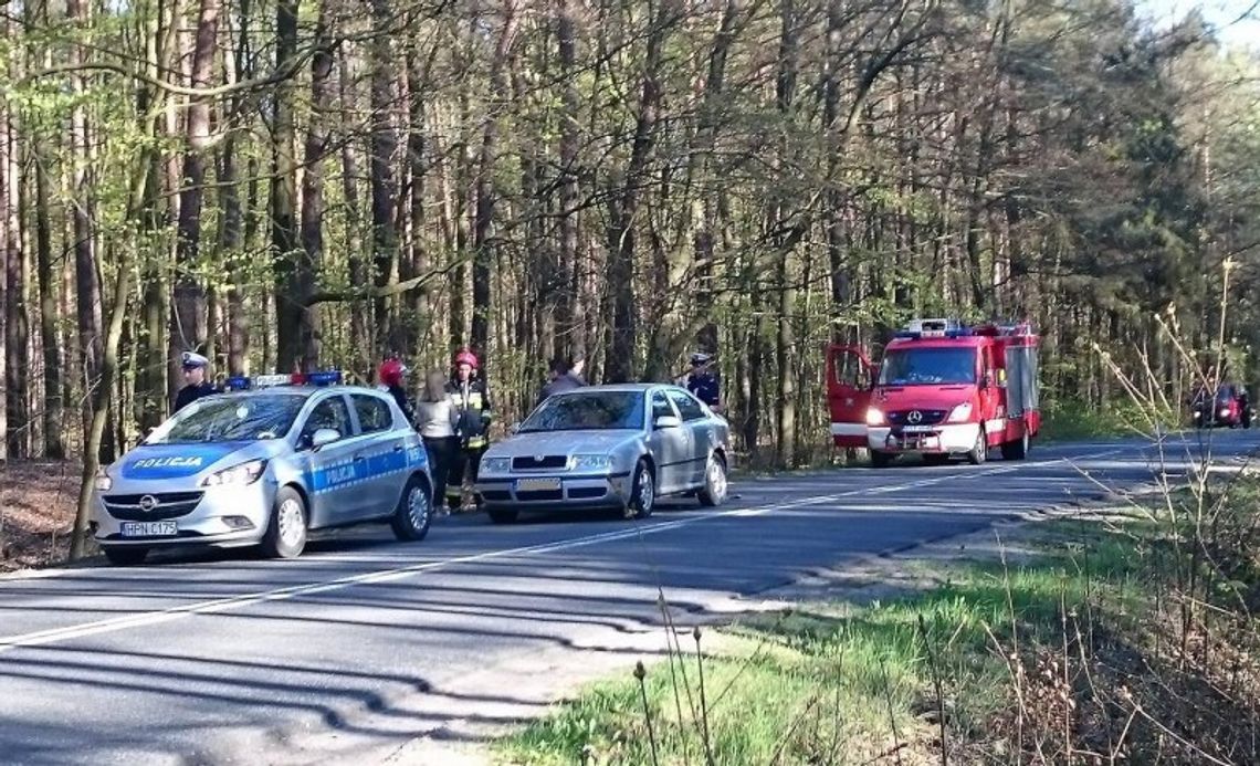 Motocyklista uderzył w samochód osobowy Motocyklista uderzył w samochód osobowy