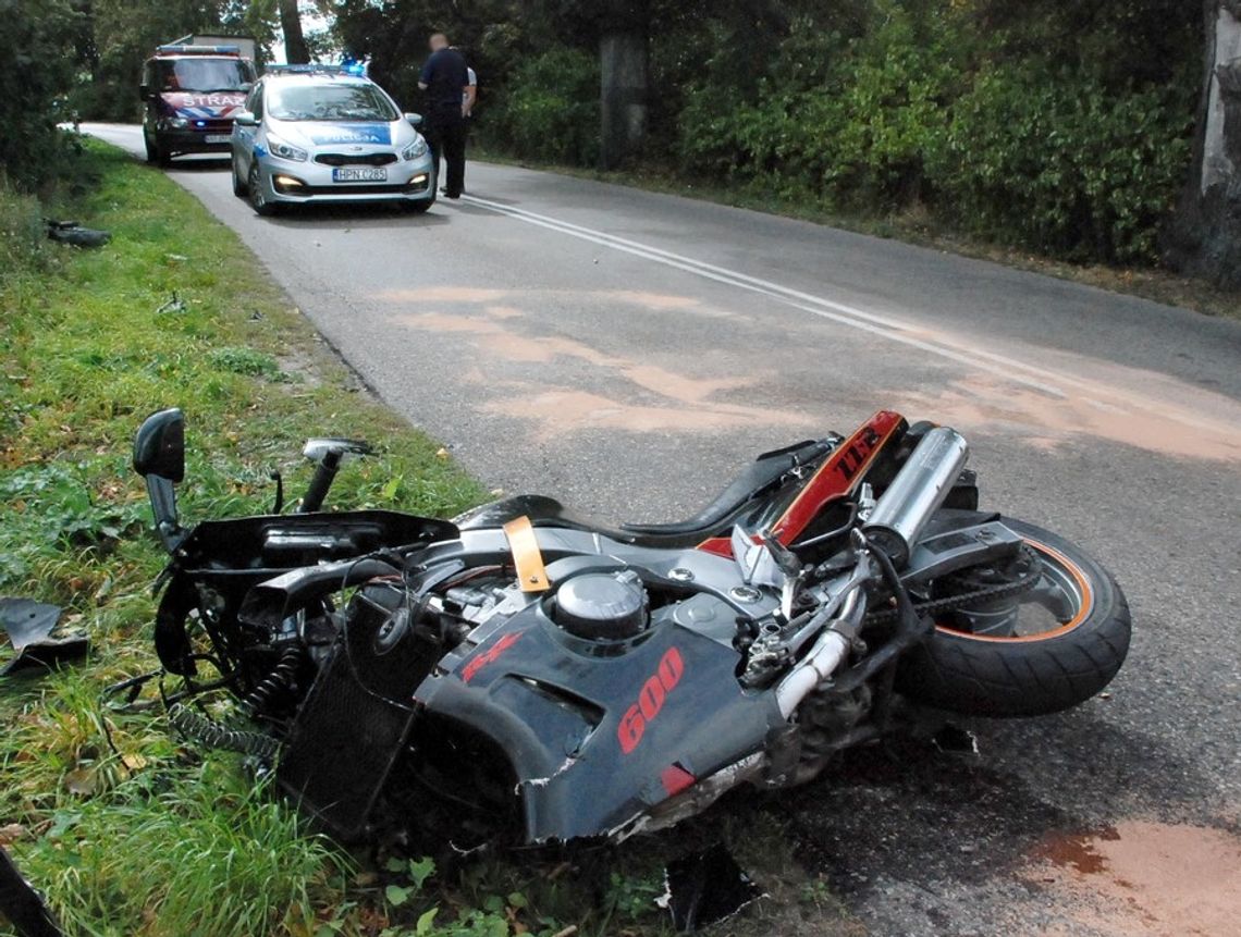 Motocyklista zderzył się z ciężarówką. 25-latek najprawdopodobniej stracił panowanie nad maszyną 