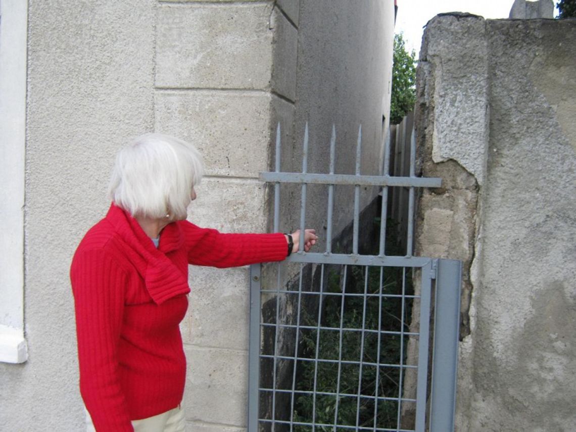 Mur w oknie. Skarży się, że sąsiadka wybudowała ogrodzenie 20 cm od jej okna