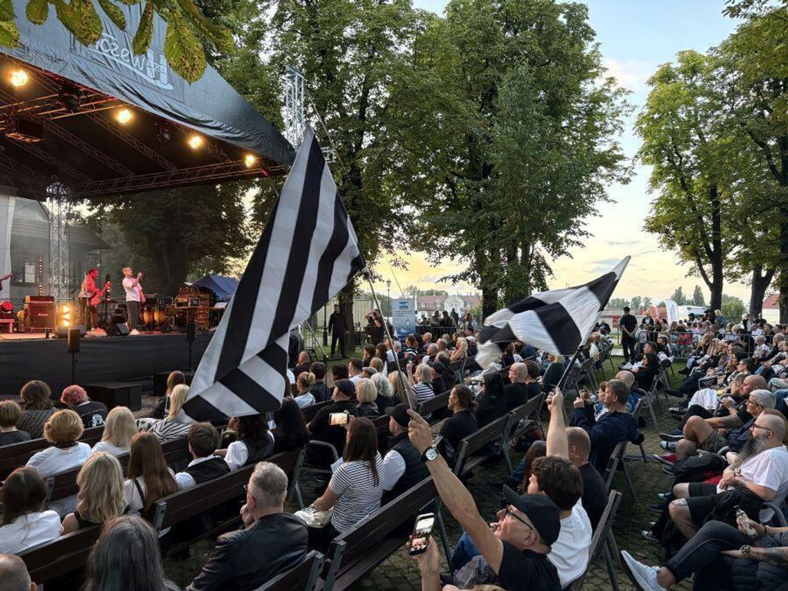 Muzyka Republiki i Ciechowskiego rozlegała się w parku CKiS Muzyka Republiki i Ciechowskiego rozlegała się w parku CKiS