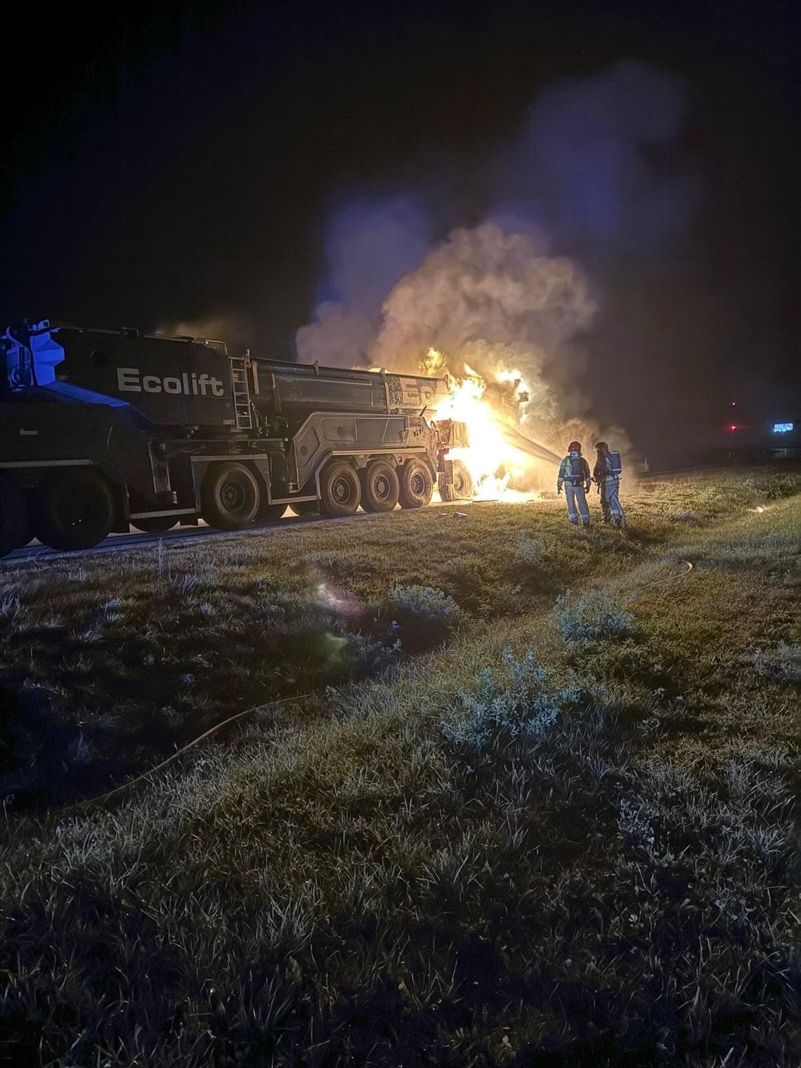 Na autostradzie A1 w Swarożynie spłonął ponad 100-tonowy dźwig. Utrudnienia potrwają do wieczora