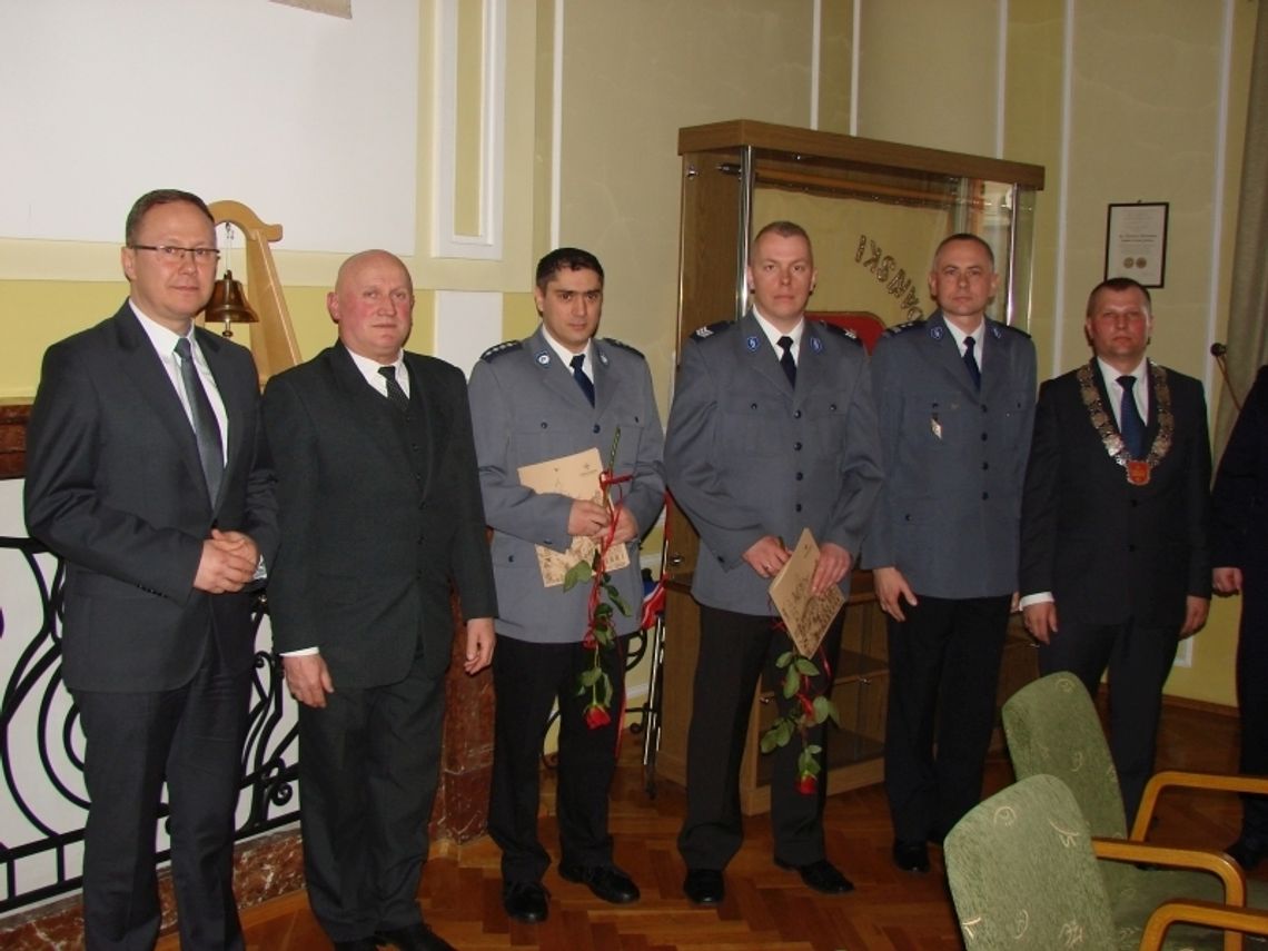 Najlepsi policjanci - Prezydent wraz z Radą Miasta wyróżnili najlepszego dzielnicowego i policjanta prewencji Najlepsi policjanci - Prezydent wraz z Radą Miasta wyróżnili najlepszego dzielnicowego i policjanta prewencji