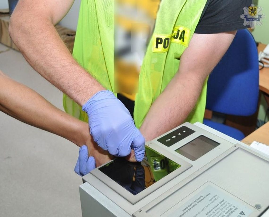 Najpierw okradł sklep a potem pobił ekspedientkę. 25-latkowi grozi do 15 lat więzienia