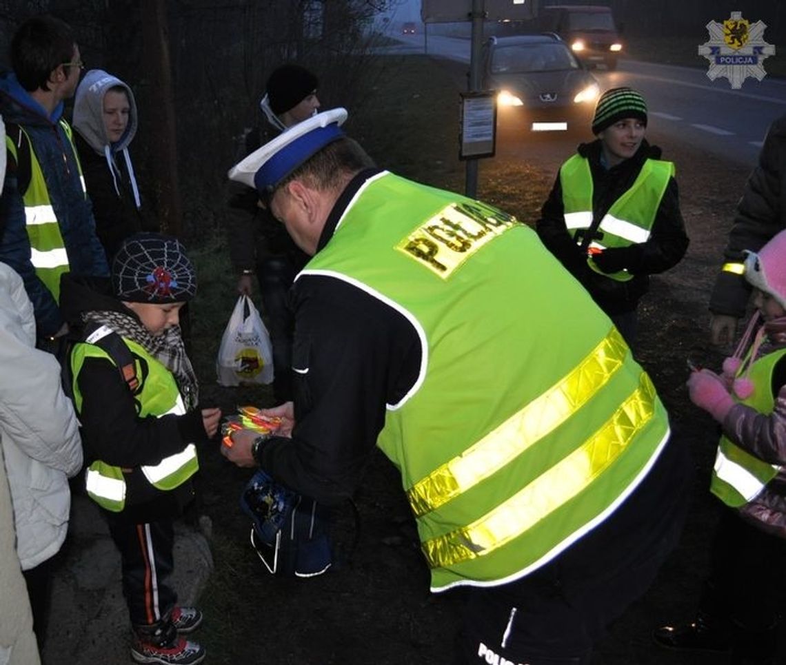 Namłodsi otrzymali kamizelki i elementy odblaskowe od policjantów