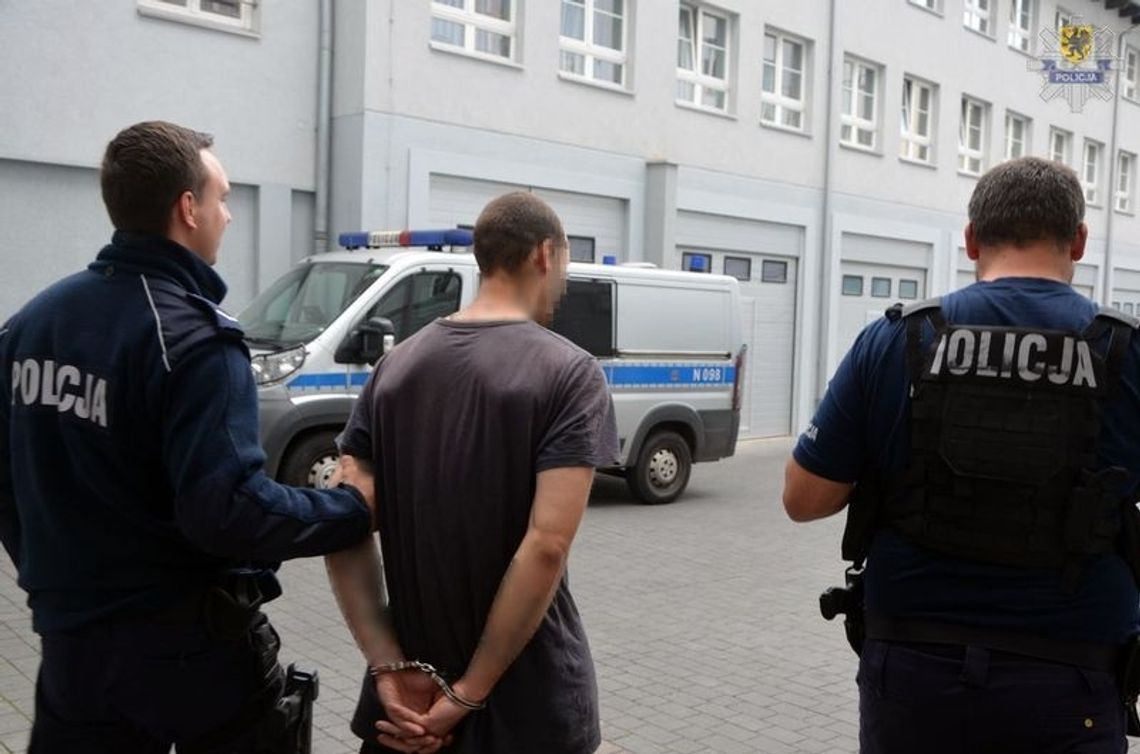 Napadli na dwóch mężczyzn używając gazu. W rozboju brał udział 26-letni mieszkaniec Starogardu Gdańskiego Napadli na dwóch mężczyzn używając gazu. W rozboju brał udział 26-letni mieszkaniec Starogardu Gdańskiego