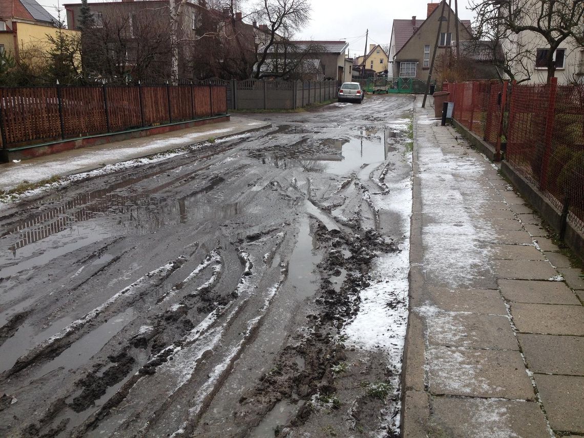 „Nie możemy wyjść z domu”. Deszczówka zalewa ulicę i posesje mieszkańców „Nie możemy wyjść z domu”. Deszczówka zalewa ulicę i posesje mieszkańców