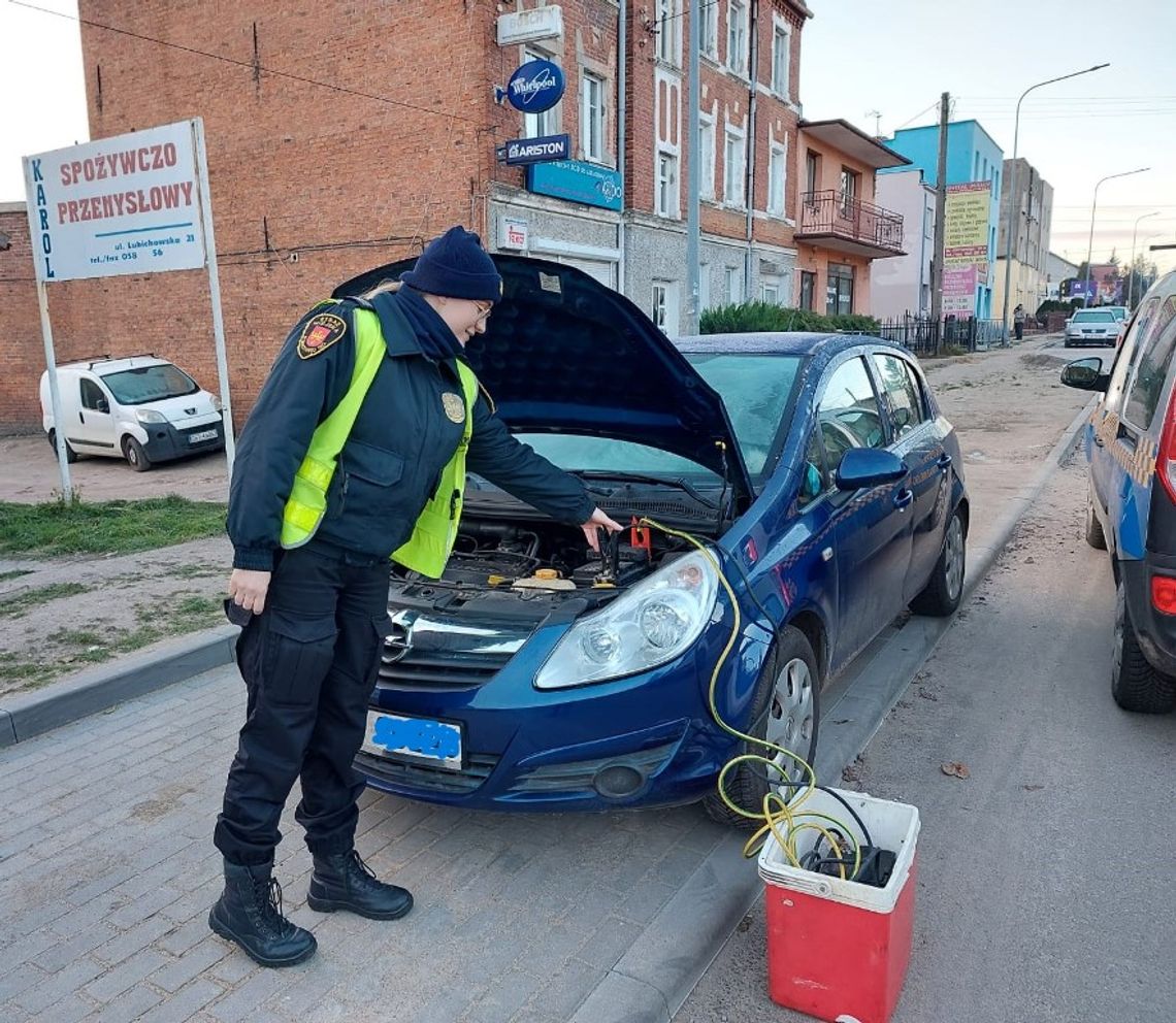 Nie możesz odpalić auta? Wezwij straż miejską. Starogardzcy strażnicy pomogą bezpłatnie