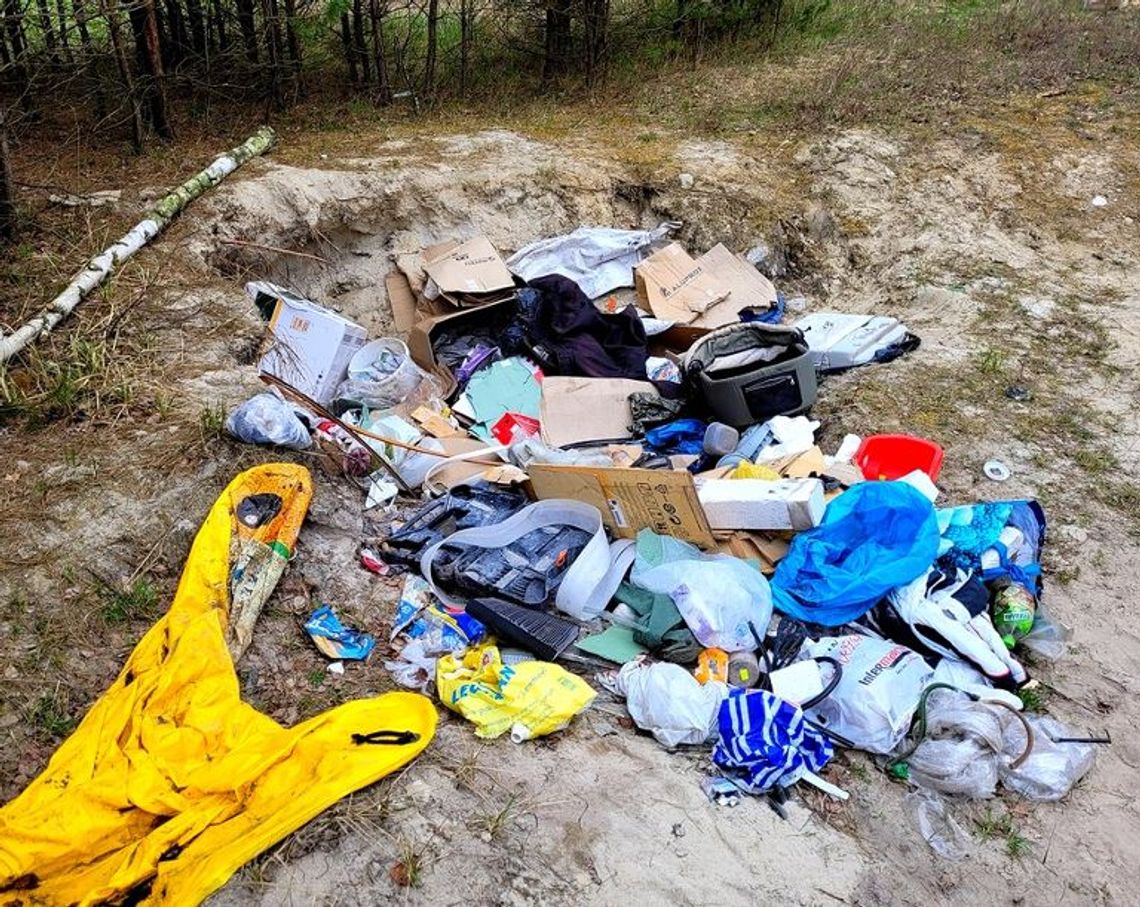 Nielegalne wysypisko śmieci w Kokoszkowach! Dzięki naszej interwencji, policjanci ukarali właściciela odpadów