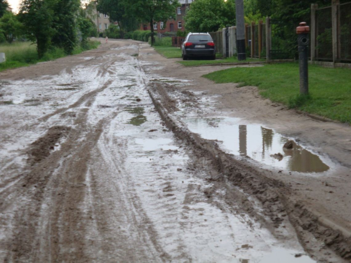 Nieprzejezdne drogi, koleiny, dziury oraz samowolne objazdy