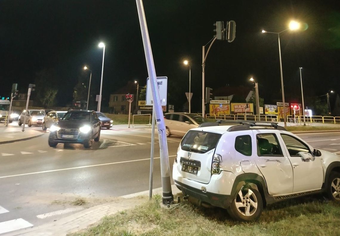 Nietrzeźwy 53-latek wjechał na czerwonym świetle i uderzył w autobus